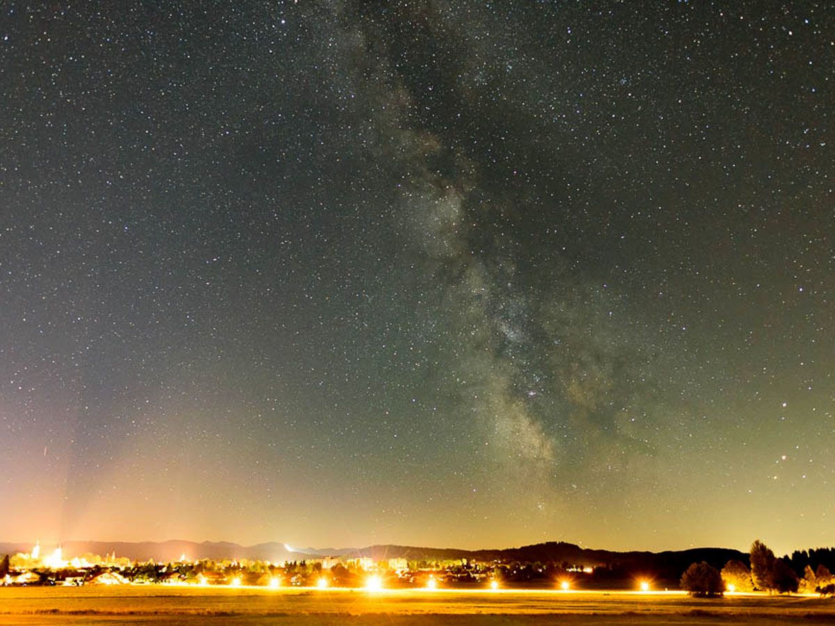 milky-way-versus-light-pollution-southern-germany