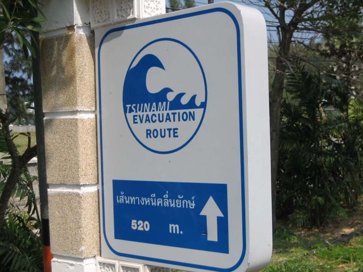 phuket_thailand_tsunami_evacuation_sign_2004