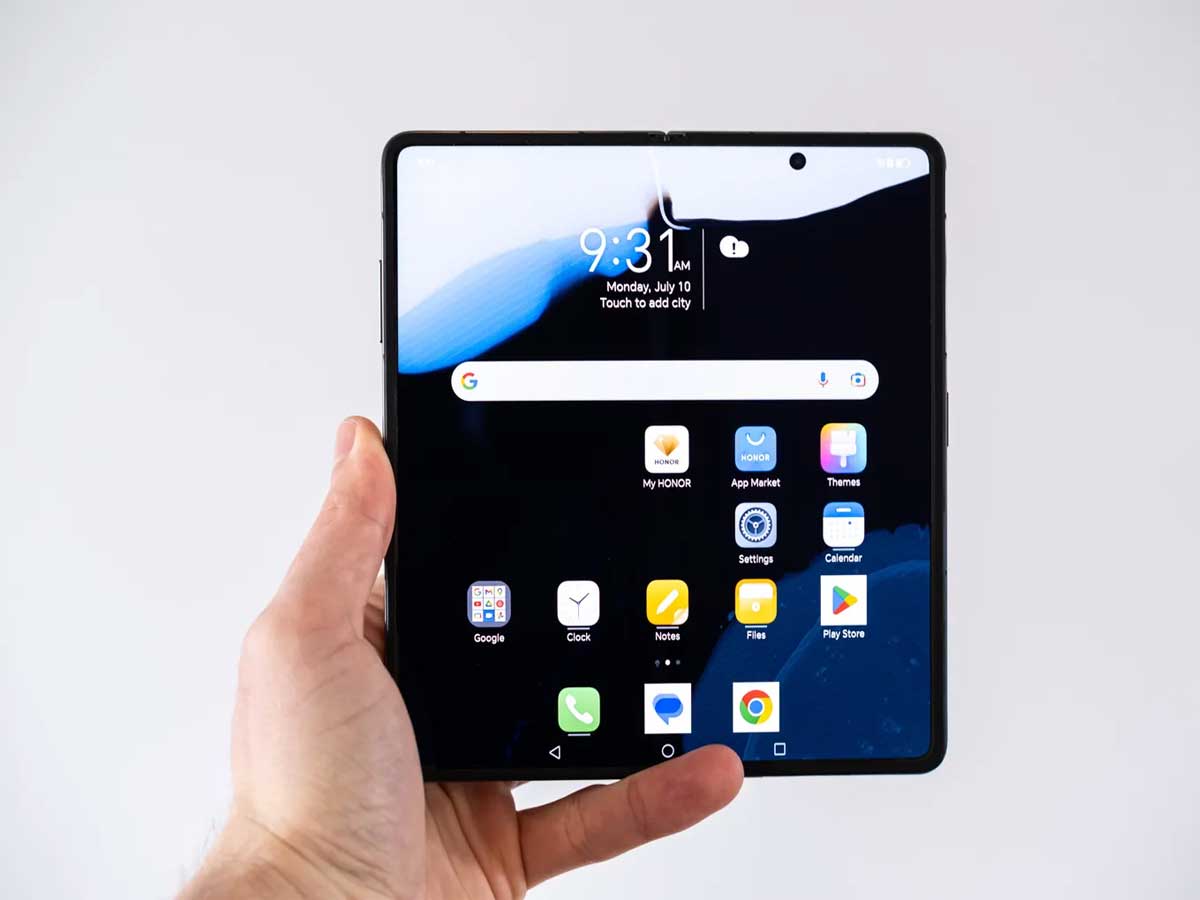 Magic V2 Foldable Phone's Weight Rivals Non-Folding Smartphones