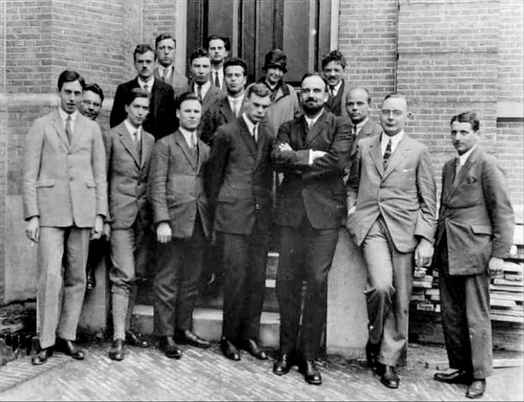 Paul Dirac (middle row, second from left) next to Oppenheimer in Leiden, Netherlands (1926)