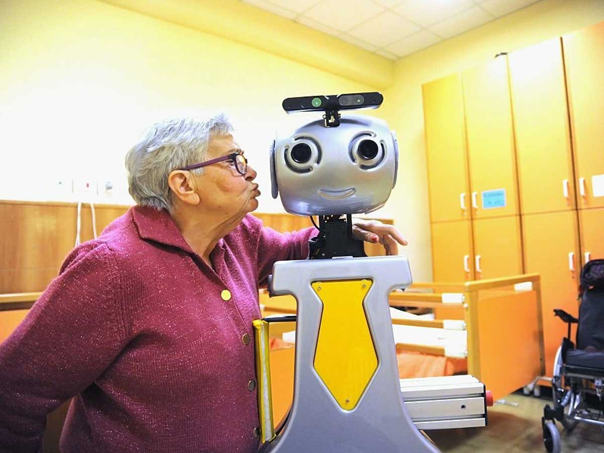 robot-seniors-florence