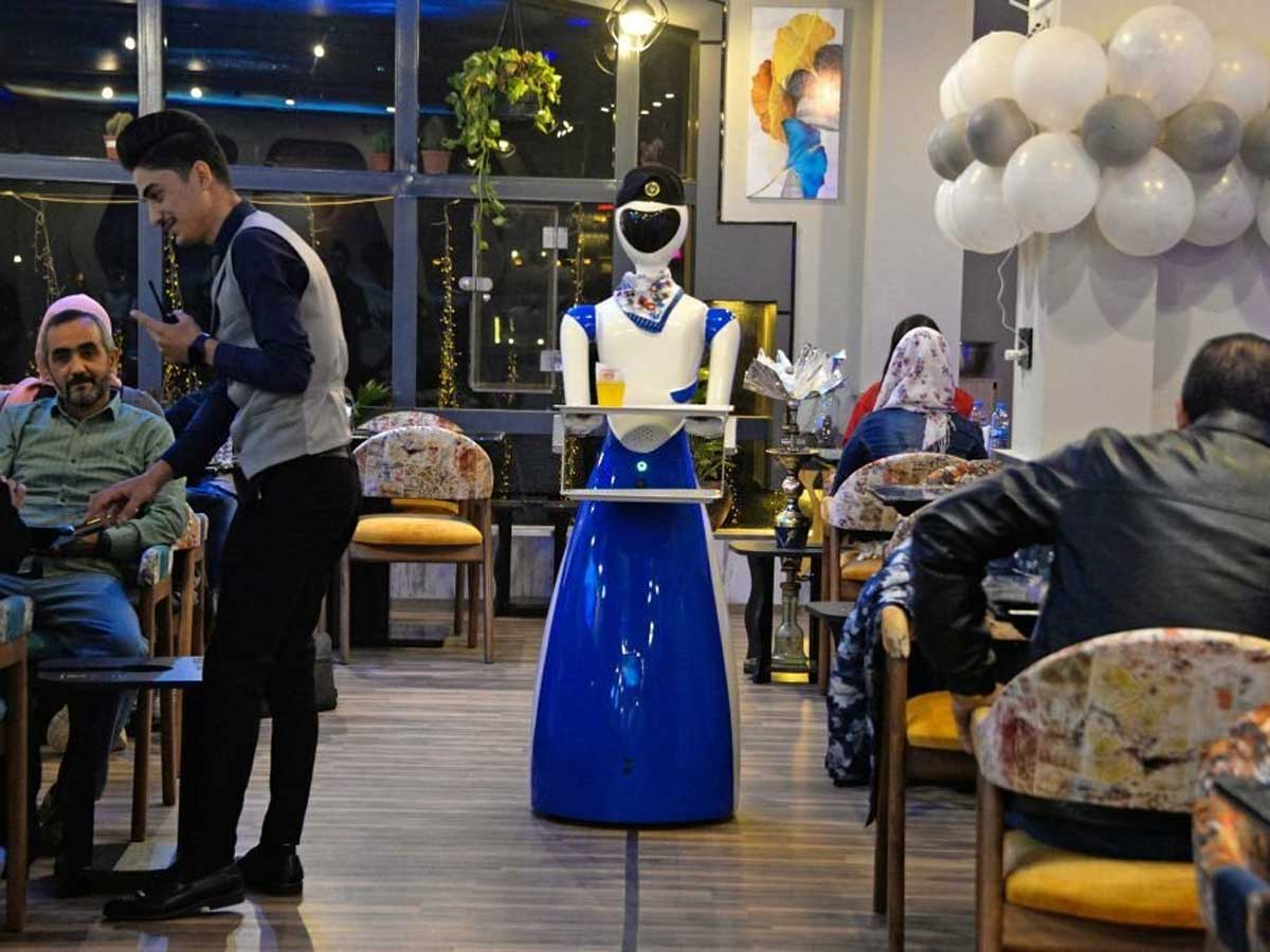 robot-waiter-mosul-restaurant